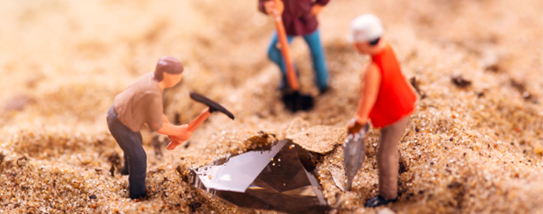 miniatures digging for diamond